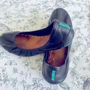 Tieks black flats shoes. Includes box and packable carrying tote bag.
